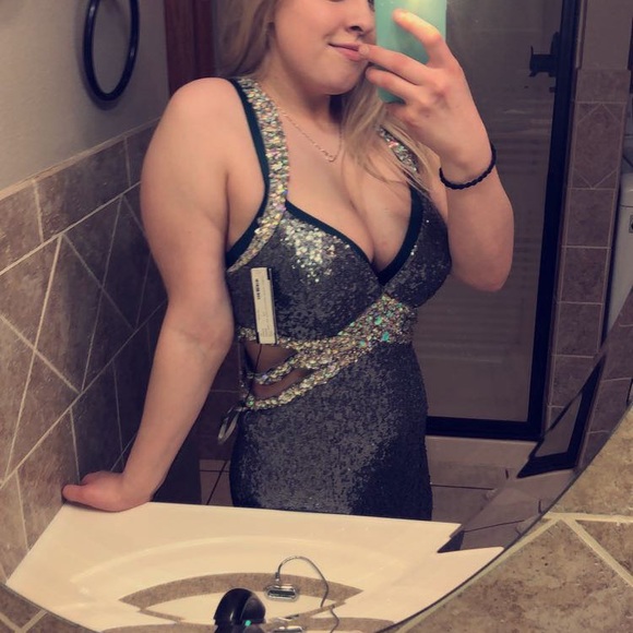 Beautiful prom dress - Picture 2 of 7